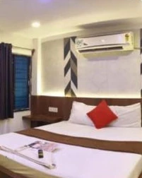Deluxe Suite with Chevron Architectural Wall